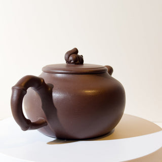 Master-made Yixing Teapot #16 Aged Purple Clay 450ml 國家高級工藝師本人持壺照片及證書 - YUMM CHA