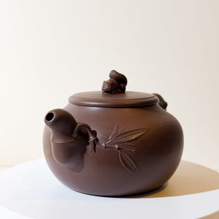 Master-made Yixing Teapot #16 Aged Purple Clay 450ml 國家高級工藝師本人持壺照片及證書 - YUMM CHA