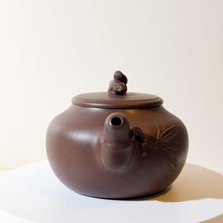 Master-made Yixing Teapot #16 Aged Purple Clay 450ml 國家高級工藝師本人持壺照片及證書 - YUMM CHA