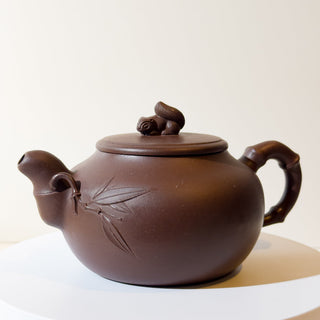 Master-made Yixing Teapot #16 Aged Purple Clay 450ml 國家高級工藝師本人持壺照片及證書 - YUMM CHA