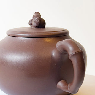 Master-made Yixing Teapot #16 Aged Purple Clay 450ml 國家高級工藝師本人持壺照片及證書 - YUMM CHA