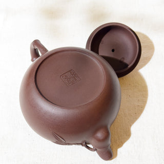Master-made Yixing Teapot #16 Aged Purple Clay 450ml 國家高級工藝師本人持壺照片及證書 - YUMM CHA