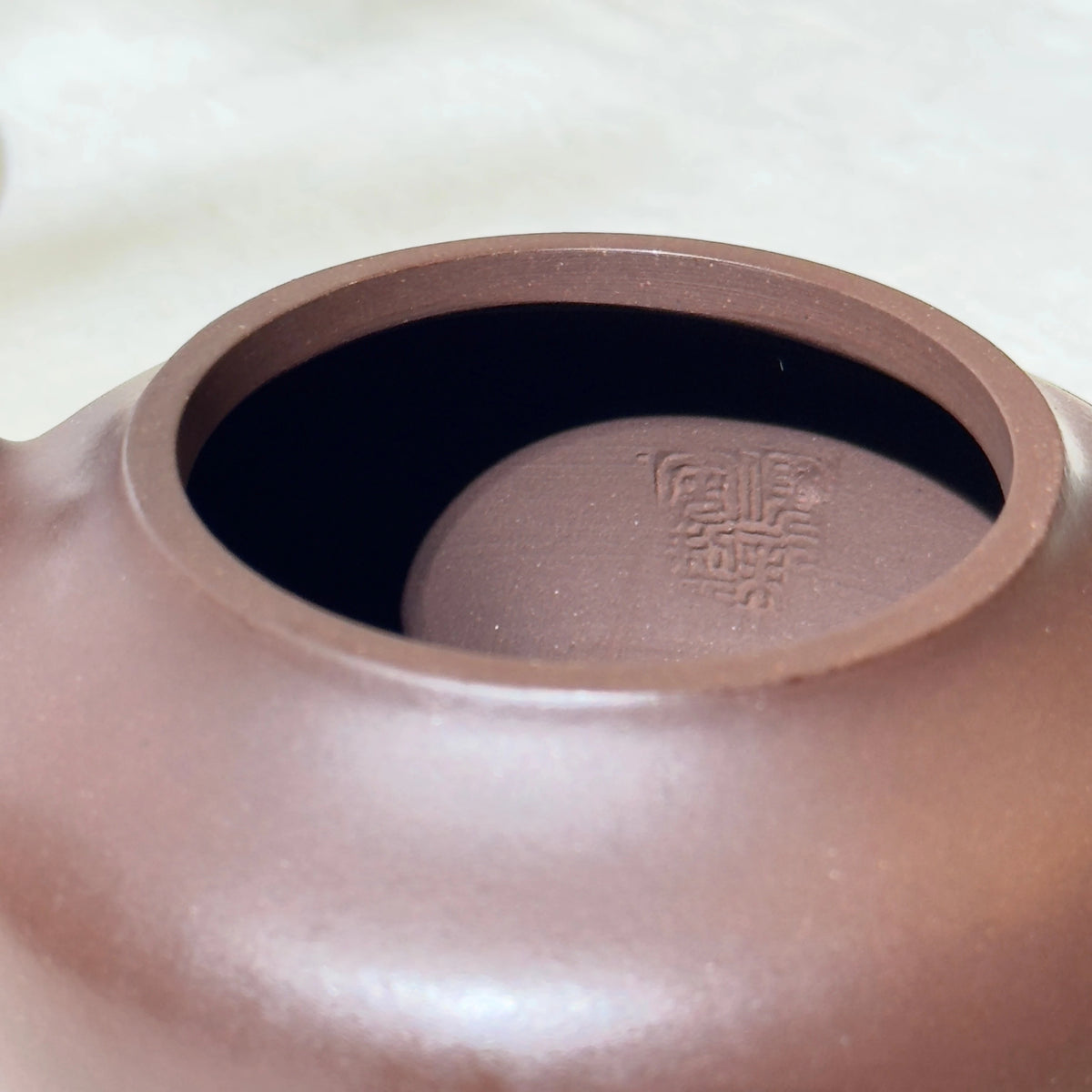 Master-made Yixing Teapot #16 Aged Purple Clay 450ml 國家高級工藝師本人持壺照片及證書 - YUMM CHA