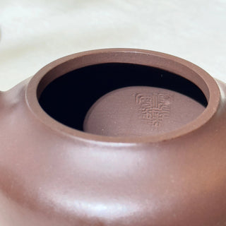 Master-made Yixing Teapot #16 Aged Purple Clay 450ml 國家高級工藝師本人持壺照片及證書 - YUMM CHA