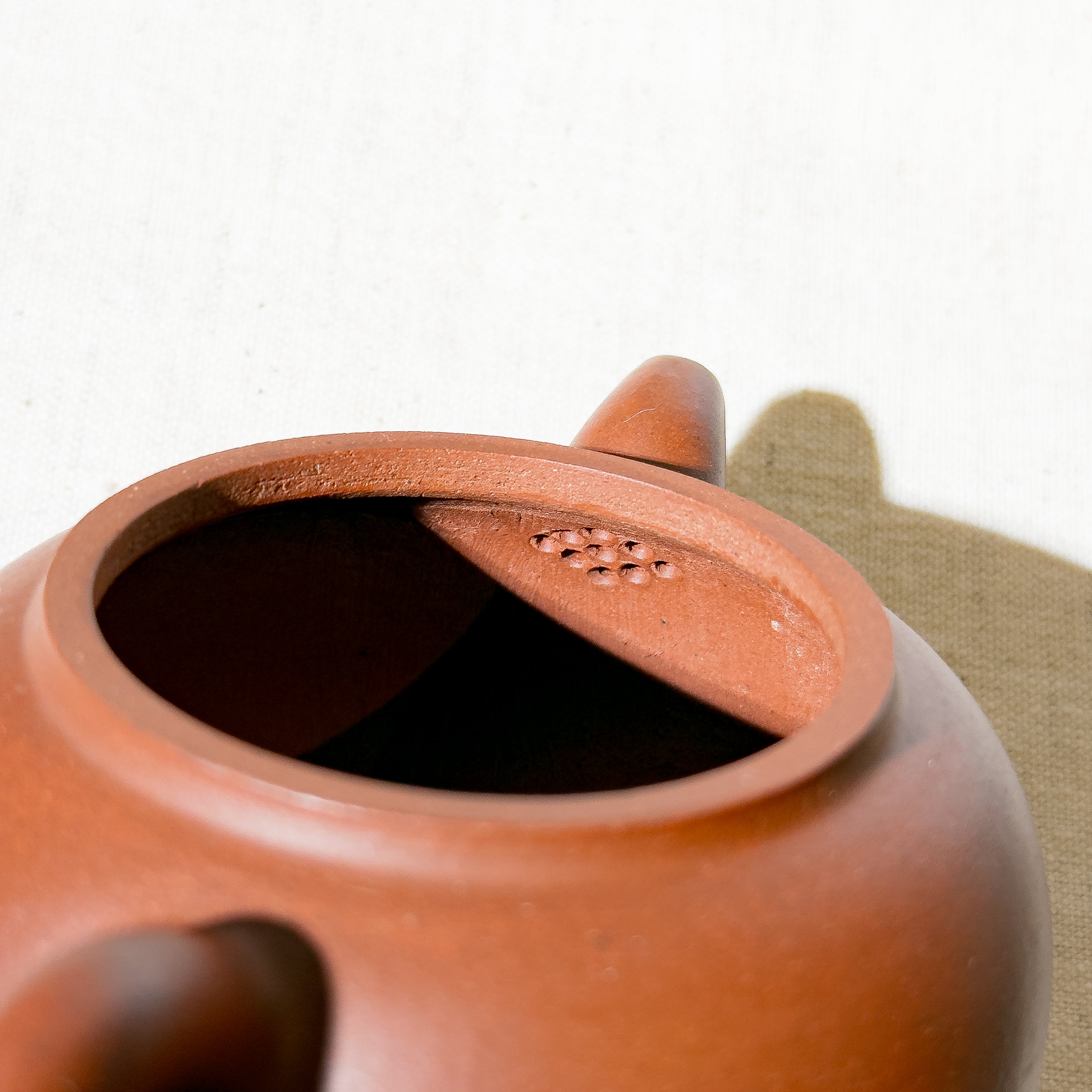 Vintage Yixing Teapot #38 Li-Mao (Straw Hat) Hong Ni 200ml - YUMM CHA